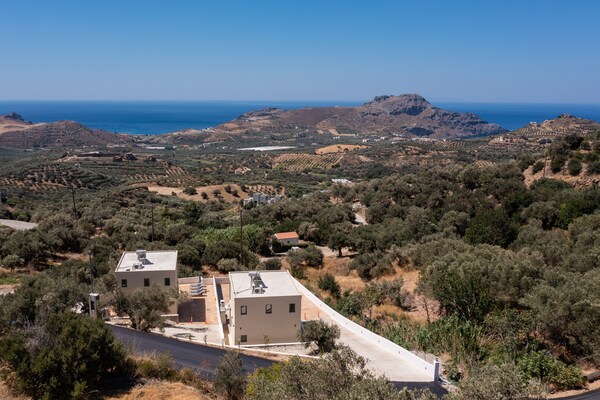 Foto van Villa in Mariou met Zwembad en Uitzicht - Vakantiehuis in Mariou - Outdoor