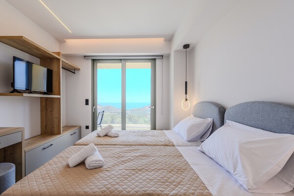 Foto van Villa in Mariou met Zwembad en Uitzicht - Vakantiehuis in Mariou - BedRoom