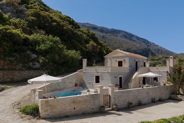 Foto van Evergreen Villa gelegen aan de rand van Patsos - Vakantiehuis in Amari - Outdoor