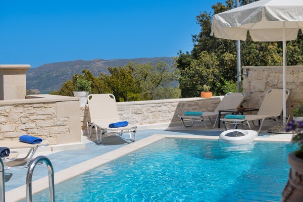 Foto van Evergreen Villa gelegen aan de rand van Patsos - Vakantiehuis in Amari - PoolOfHouse