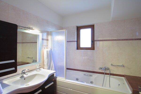 Foto van Villa in Rethymno aan Strand met Privézwembad - Vakantiehuis in Rethymno - BathRoom