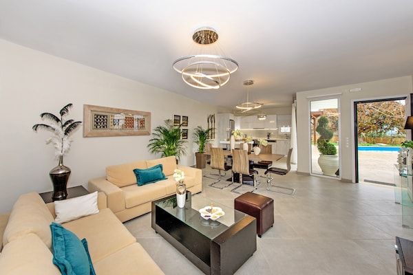 Foto van Villa in Gerani met privézwembad en zeezicht - Vakantiehuis in Gerani - LivingRoom