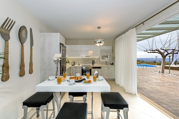 Foto van Villa in Gerani met privézwembad en zeezicht - Vakantiehuis in Gerani - DiningRoom