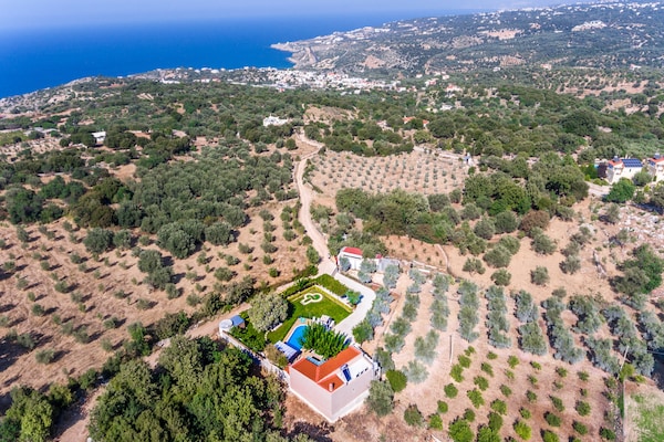 Foto van Villa in Gerani met privézwembad en zeezicht - Vakantiehuis in Gerani - Outdoor