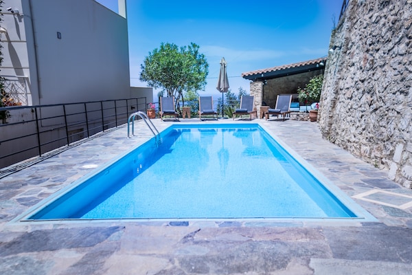 Foto van Moderne villa met zwembad en jacuzzi - Vakantiehuis in Roussospiti - PoolOfHouse