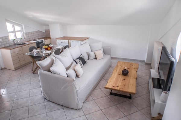 Foto van Moderne villa met zwembad en jacuzzi - Vakantiehuis in Roussospiti - LivingRoom