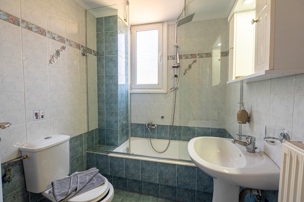 Foto van Moderne villa met zwembad en jacuzzi - Vakantiehuis in Roussospiti - BathRoom