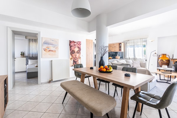 Foto van Moderne villa met zwembad en jacuzzi - Vakantiehuis in Roussospiti - DiningRoom