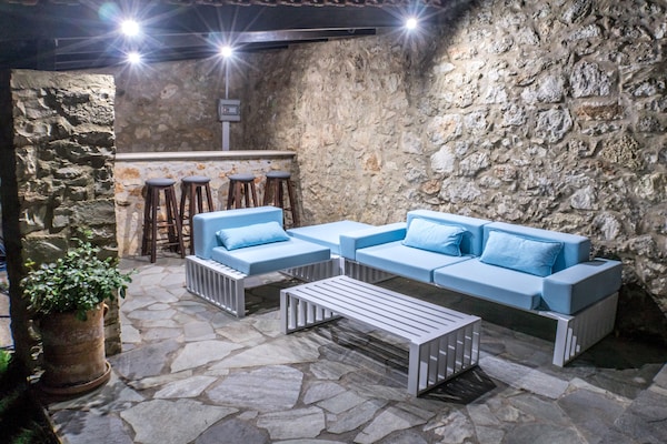 Foto van Moderne villa met zwembad en jacuzzi - Vakantiehuis in Roussospiti - TerraceBalcony