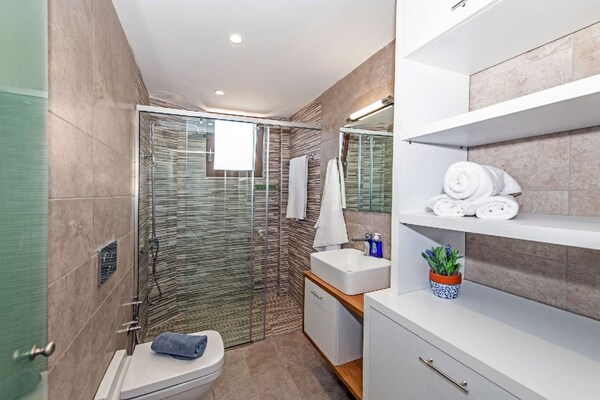 Foto van Villa Maroulas met bubbelbad - Vakantiehuis in Maroulas - BathRoom
