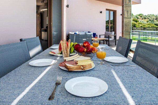 Foto van Villa Maroulas met bubbelbad - Vakantiehuis in Maroulas - TerraceBalcony