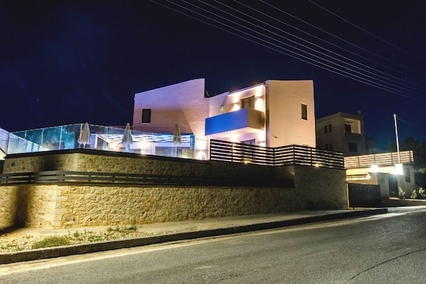 Foto van Villa Maroulas met bubbelbad - Vakantiehuis in Maroulas - ExteriorSummer