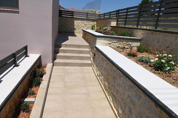Foto van Villa Maroulas met bubbelbad - Vakantiehuis in Maroulas - ExteriorSummer