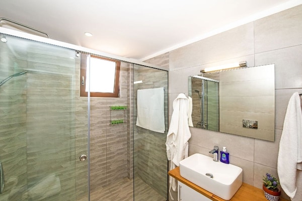 Foto van Villa Maroulas met bubbelbad - Vakantiehuis in Maroulas - BathRoom