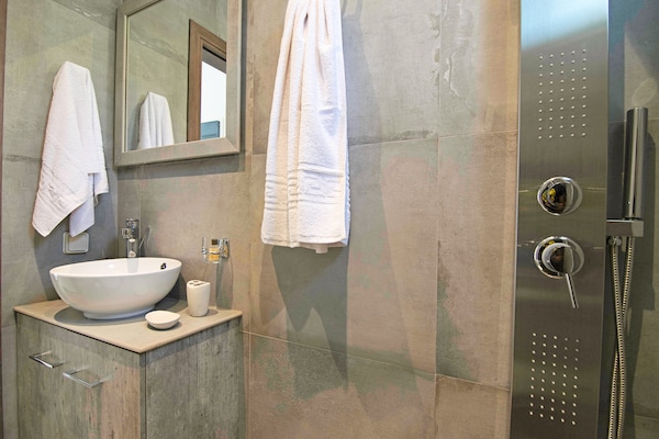 Foto van villa in Agia Triada heeft 2 slaapkamers - Vakantiehuis in Agia Triada - BathRoom