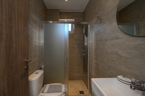 Foto van villa in Agia Triada heeft 2 slaapkamers - Vakantiehuis in Agia Triada - BathRoom