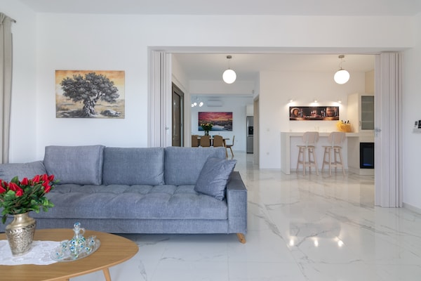 Foto van Villa met 4 slaapkamers in Adele - Vakantiehuis in Adele - LivingRoom