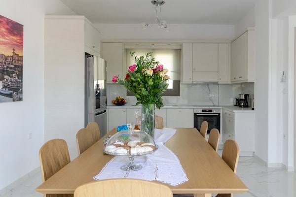 Foto van Villa met 4 slaapkamers in Adele - Vakantiehuis in Adele - DiningRoom
