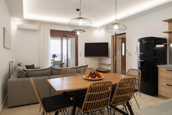 Foto van Luxe vakantiehuis in Nea Magnisia - Vakantiehuis in Nea Magnisia - DiningRoom