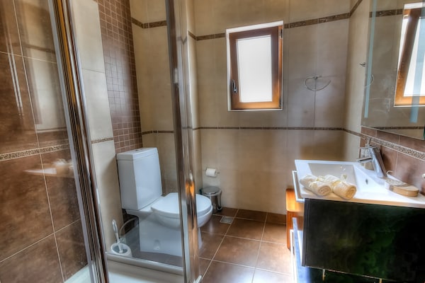 Foto van Elegante landelijke villa met zwembadretraite - Vakantiehuis in Rethymno - BathRoom