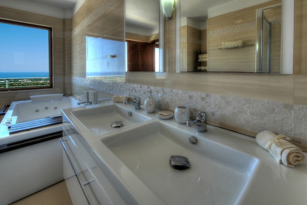 Foto van Elegante landelijke villa met zwembadretraite - Vakantiehuis in Rethymno - BathRoom