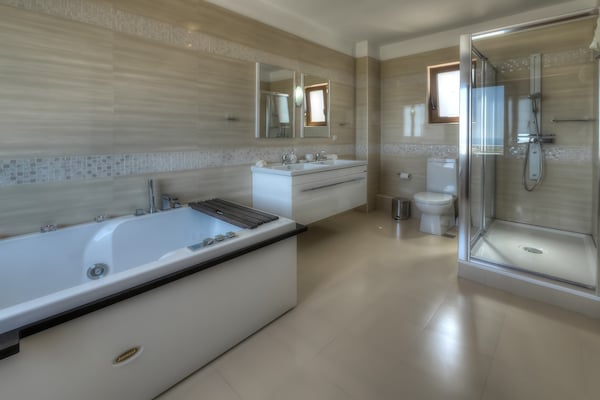 Foto van Elegante landelijke villa met zwembadretraite - Vakantiehuis in Rethymno - BathRoom