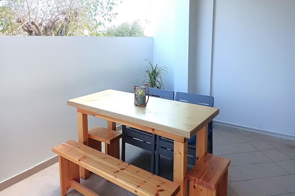 Foto van Vakantiehuis in gezinsvriendelijke buurt - Vakantiehuis in Adelianos Kampos - TerraceBalcony