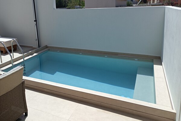 Foto van Vakantiehuis in gezinsvriendelijke buurt - Vakantiehuis in Adelianos Kampos - PoolOfHouse