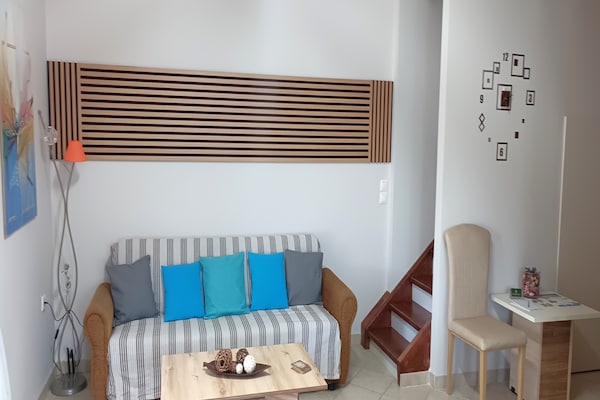 Foto van Vakantiehuis in gezinsvriendelijke buurt - Vakantiehuis in Adelianos Kampos - LivingRoom