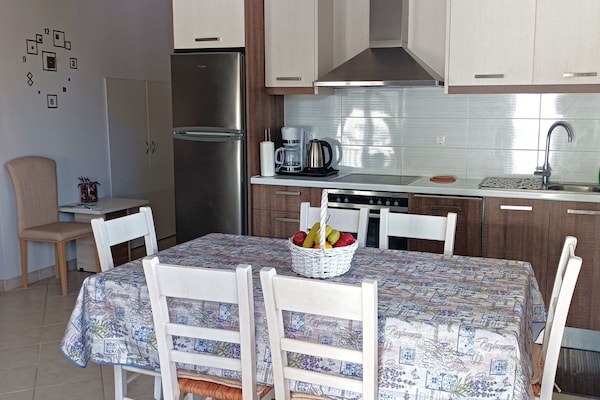 Foto van Vakantiehuis in gezinsvriendelijke buurt - Vakantiehuis in Adelianos Kampos - Kitchen