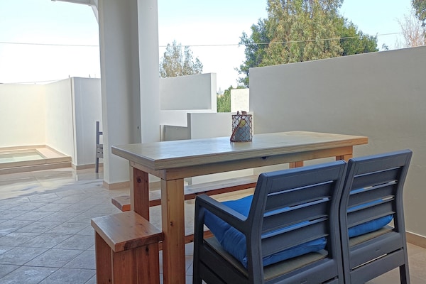 Foto van Vakantiehuis in gezinsvriendelijke buurt - Vakantiehuis in Adelianos Kampos - TerraceBalcony