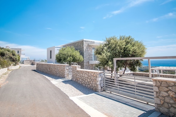 Foto van Villa in Rhodos bij Ladiko Baai - Vakantiehuis in Kalythies - ExteriorSummer