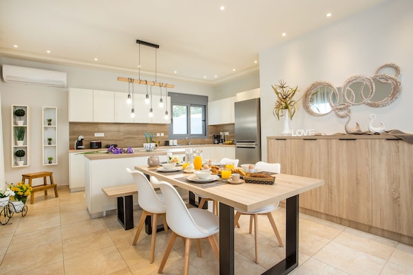 Foto van Villa met privézwembad in Kalithies - Vakantiehuis in Faliraki - DiningRoom