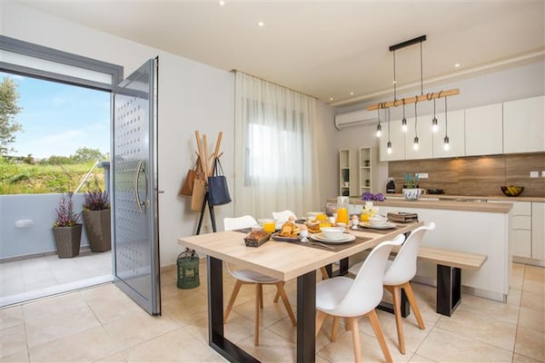 Foto van Villa met privézwembad in Kalithies - Vakantiehuis in Faliraki - DiningRoom