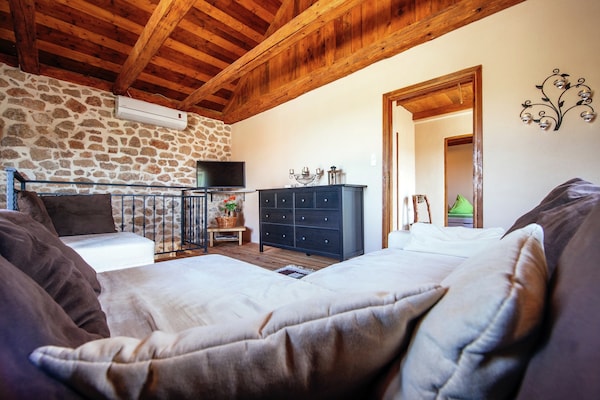 Foto van Vakantiehuis Zaton met zwembad bij Canyon - Vakantiehuis in Obrovac - LivingRoom
