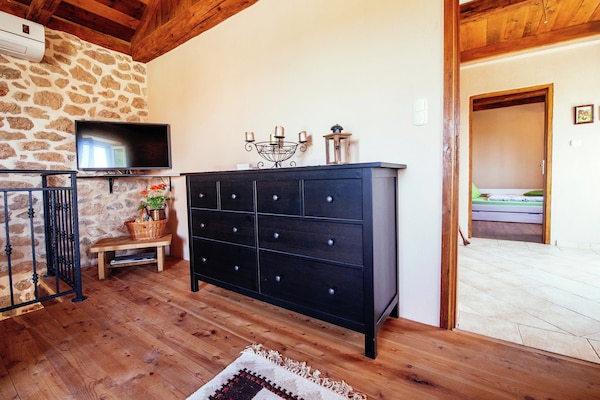 Foto van Vakantiehuis Zaton met zwembad bij Canyon - Vakantiehuis in Obrovac - LivingRoom
