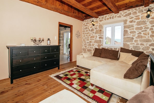 Foto van Vakantiehuis Zaton met zwembad bij Canyon - Vakantiehuis in Obrovac - LivingRoom
