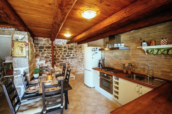 Foto van Vakantiehuis Zaton met zwembad bij Canyon - Vakantiehuis in Obrovac - DiningRoom