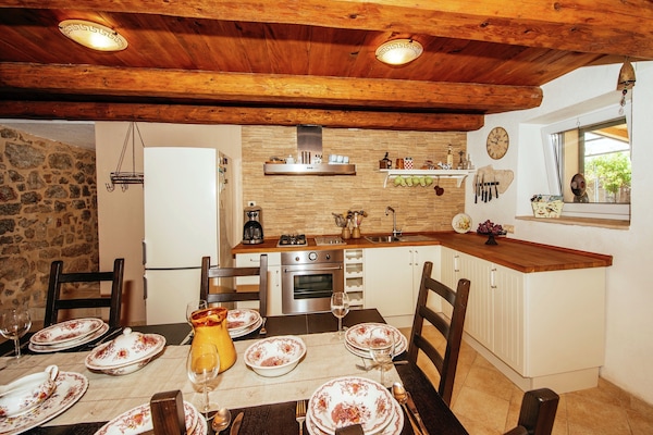 Foto van Vakantiehuis Zaton met zwembad bij Canyon - Vakantiehuis in Obrovac - DiningRoom