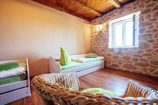 Foto van Vakantiehuis Zaton met zwembad bij Canyon - Vakantiehuis in Obrovac - BedRoom