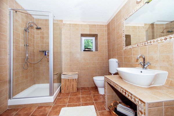 Foto van Vakantiehuis Zaton met zwembad bij Canyon - Vakantiehuis in Obrovac - BathRoom