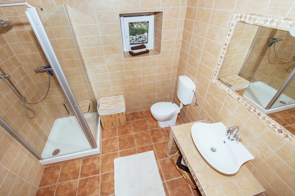 Foto van Vakantiehuis Zaton met zwembad bij Canyon - Vakantiehuis in Obrovac - BathRoom