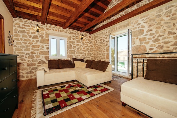 Foto van Vakantiehuis Zaton met zwembad bij Canyon - Vakantiehuis in Obrovac - LivingRoom