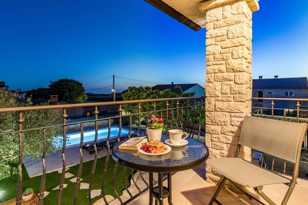 Foto van Villa Pietra, een huis gelegen in Galižana. - Vakantiehuis in Croatia - TerraceBalcony