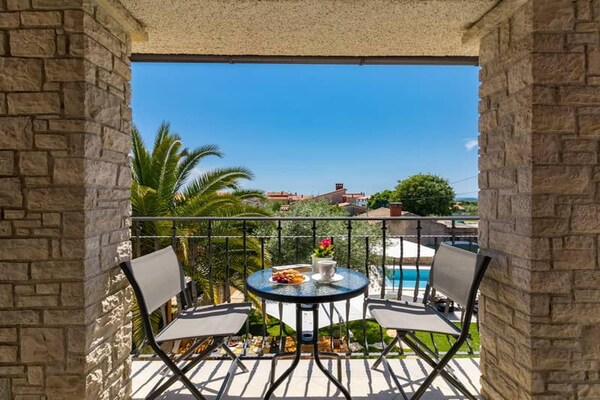 Foto van Villa Pietra, een huis gelegen in Galižana. - Vakantiehuis in Croatia - TerraceBalcony