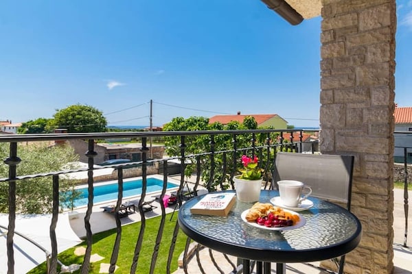 Foto van Villa Pietra, een huis gelegen in Galižana. - Vakantiehuis in Croatia - TerraceBalcony