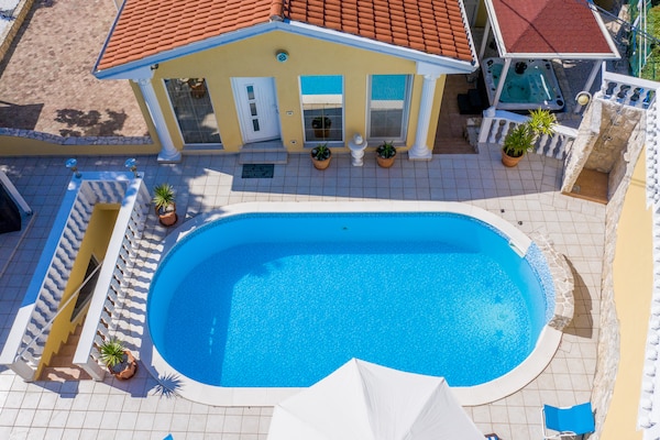 Foto van Villa in Ripenda Kras met zwembad en sauna - Vakantiehuis in Labin - PoolOfHouse