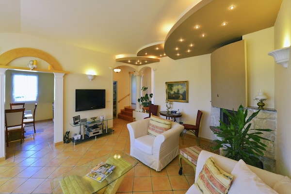Foto van Villa in Ripenda Kras met zwembad en sauna - Vakantiehuis in Labin - LivingRoom