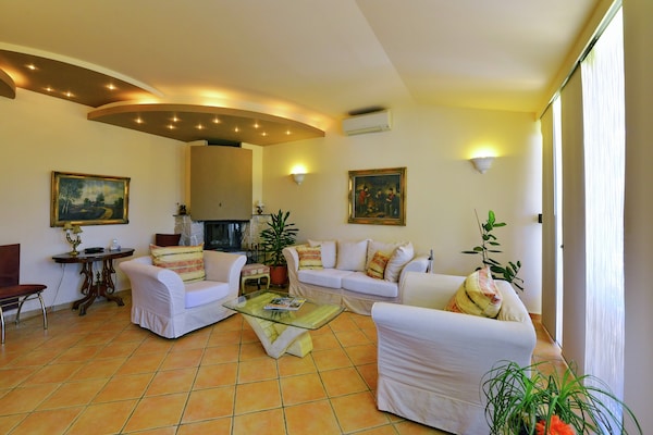 Foto van Villa in Ripenda Kras met zwembad en sauna - Vakantiehuis in Labin - LivingRoom