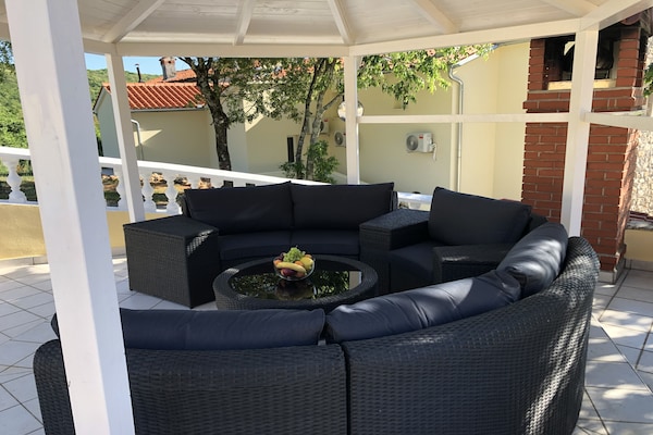 Foto van Villa in Ripenda Kras met zwembad en sauna - Vakantiehuis in Labin - TerraceBalcony
